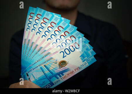 Nouvelle Fédération de billets libellés en roubles 2000 mains en gros plan sur Banque D'Images