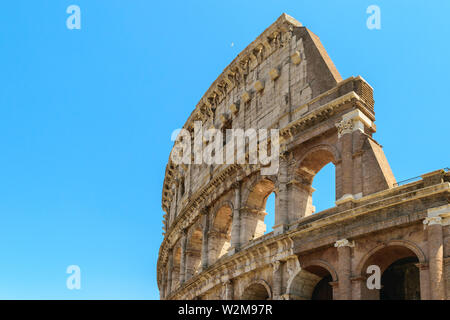 Façade du Colisée à Rome en fond de ciel d'été bleu et clair Banque D'Images