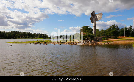 Kristinehamn, Suède - 5 juillet 2019 : les 15 m de hauteur sculpture Picasso béton monument a été inauguré en juin 25, 1965 et situé à la baie de valo Banque D'Images