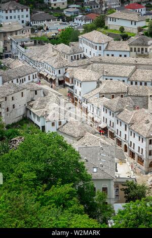 Vue depuis le château pour les toits de la vieille ville, Gjirokastra, Albanie Banque D'Images