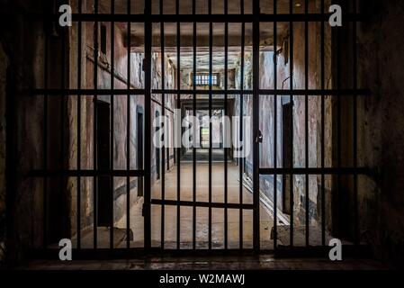 Les cellules de prison de l'époque de la dictature dans la forteresse, château de Gjirokastra, Gjirokastra, Albanie Banque D'Images