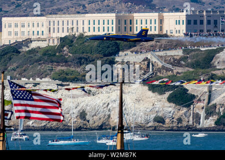 Blue Angels # 5 Premier solo de basse altitude à grande vitesse passent devant d'Alcatraz à San Francisco Fleet Week Banque D'Images