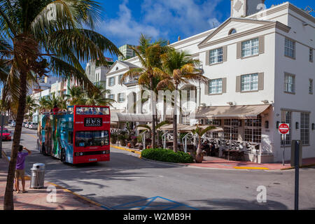 Bus touristique sur Ocean Drive, Miami, Floride. Banque D'Images