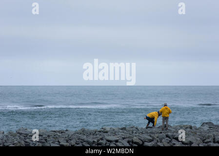 Plage du diamant, JOKULSARLON, ISLANDE - 22 MAI 2019 : les touristes d'admirer et photographier l'océan Atlantique coast in Jokulsarlon Banque D'Images