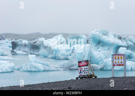 JOKULSARLON, ISLANDE - 21 MAI 2019 : Ne pas marcher sur la glace avertissement signe les touristes à garder en sécurité in Jokulsarlon glacial lagoon Banque D'Images
