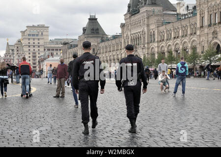 Moscou, Russie - 30 juin 2019 : 2 policiers russes sur la Place Rouge, la patrouille de rue de la ville de Moscou. L'application de la Loi, concept d'application de la Loi Banque D'Images