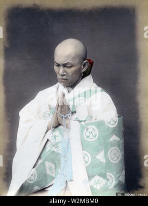 [ 1880 - Japon ] prêtre bouddhiste Japonais - prêtre bouddhiste dans la prière. 19e siècle vintage albumen photo. Banque D'Images