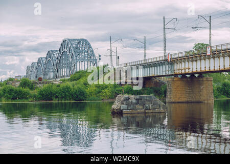 Riga, Lettonie République. La ville de chemin de fer pont et anciennes constructions. Le 4 juillet. 2019 Photo de voyage. Banque D'Images