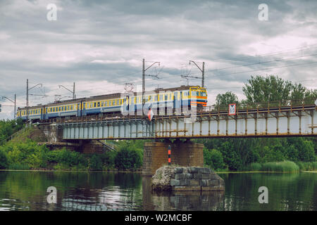 Riga, Lettonie République. Train, city pont de chemin de fer et anciennes constructions. Le 4 juillet. 2019 Photo de voyage. Banque D'Images