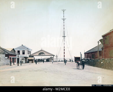 [ 1880 Japon - L'entrée à quai à Port de Yokohama ] - l'entrée de la jetée du Port de Yokohama, préfecture de Kanagawa. Cette photo date d'avant la construction de la Capitainerie de Kanagawa (1890) et de l'acier (1894) 19e siècle vintage albumen photo. Banque D'Images