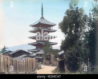 [ 1880 - Japon La Pagode Yasaka à cinq étages, Kyoto ] - cinq étages dans la Pagode Yasaka Higashiyama, Kyoto. 19e siècle vintage albumen photo. Banque D'Images