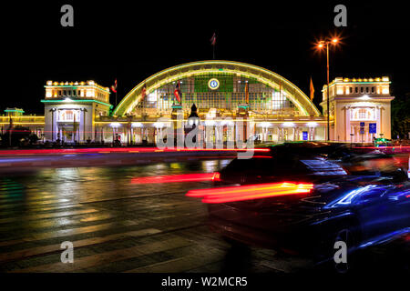 La gare de Hua Lamphong de nuit, Bangkok, Thaïlande, avec les feux arrière en mouvement Banque D'Images