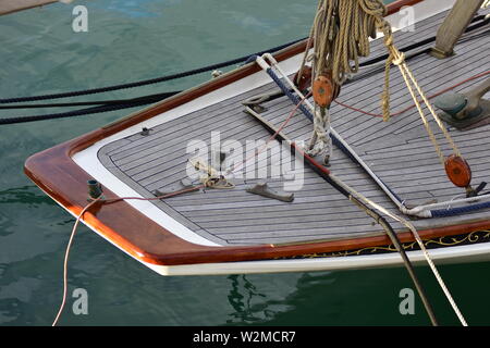 Stern de yacht en bois vintage avec pont en teck et blocs en bois classique et de cordes en fibre naturelle. Banque D'Images