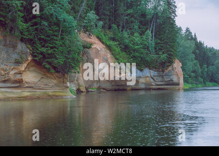 La Lettonie Cesis, ville syrienne. Les roches rouges et la rivière Iskar. La nature et les arbres verts en été. Le 4 juillet. 2019 Photo de voyage. Banque D'Images