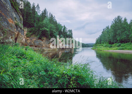 La Lettonie Cesis, ville syrienne. Les roches rouges et la rivière Iskar. La nature et les arbres verts en été. Le 4 juillet. 2019 Photo de voyage. Banque D'Images