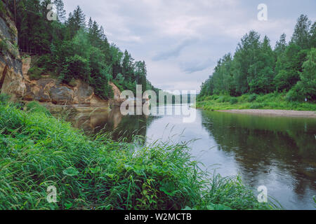 La Lettonie Cesis, ville syrienne. Les roches rouges et la rivière Iskar. La nature et les arbres verts en été. Le 4 juillet. 2019 Photo de voyage. Banque D'Images