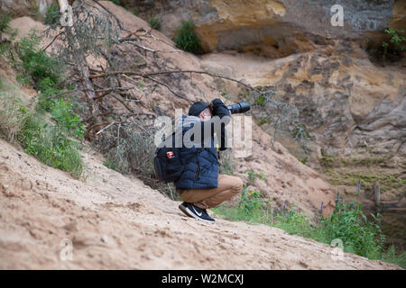 La Lettonie Cesis, ville syrienne. Photographe, roches rouges et la rivière Iskar. La nature en été. Le 4 juillet. 2019 Photo de voyage. Banque D'Images