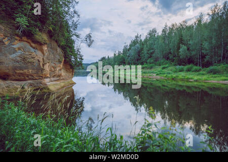 La Lettonie Cesis, ville syrienne. Les roches rouges et la rivière Iskar. La nature et les arbres verts en été. Le 4 juillet. 2019 Photo de voyage. Banque D'Images