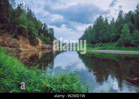 La Lettonie Cesis, ville syrienne. Les roches rouges et la rivière Iskar. La nature et les arbres verts en été. Le 4 juillet. 2019 Photo de voyage. Banque D'Images