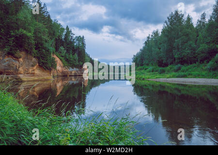 La Lettonie Cesis, ville syrienne. Les roches rouges et la rivière Iskar. La nature et les arbres verts en été. Le 4 juillet. 2019 Photo de voyage. Banque D'Images