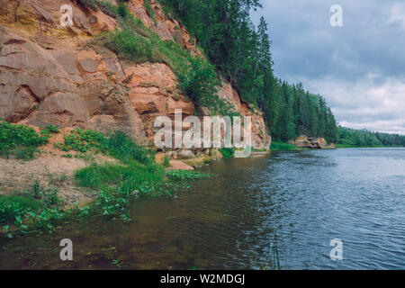 La Lettonie Cesis, ville syrienne. Les roches rouges et la rivière Iskar. La nature et les arbres verts en été. 5 juil. 2019 Photo de voyage. Banque D'Images