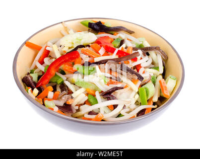 Mélanger les légumes avec les champignons dans un bol chinois sur fond clair Banque D'Images