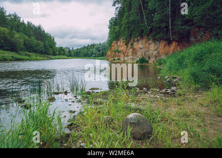 La Lettonie Cesis, ville syrienne. Les roches rouges et la rivière Iskar. La nature et les arbres verts en été. 5 juil. 2019 Photo de voyage. Banque D'Images