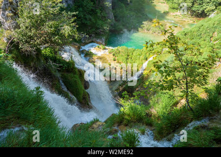 Vue imprenable sur les masses d'eau assourdissantes se précipitant sur le bord d'une falaise au parc national des Lacs de Plitvice, Plitvice, Croatie Banque D'Images