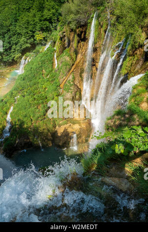 Vue imprenable sur les masses d'eau assourdissantes se précipitant sur le bord d'une falaise au parc national des Lacs de Plitvice, Plitvice, Croatie Banque D'Images