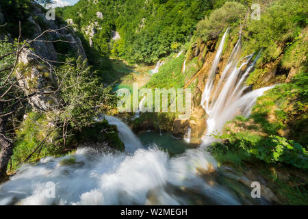 Vue aérienne de masses d'eau assourdissantes se précipitant sur le bord d'une falaise au parc national des Lacs de Plitvice, Plitvice, Croatie Banque D'Images