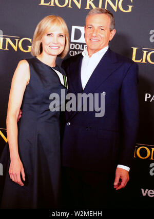Hollywood, Californie, USA 9 juillet 2019 Willow Bay et the Walt Disney Company Président et chef de la direction Bob Iger assister à la première mondiale du Disney's 'The Lion King' le 9 juillet 2019 au Kodak Theater à Hollywood, Californie, USA. Photo de Barry King/Alamy Live News Banque D'Images