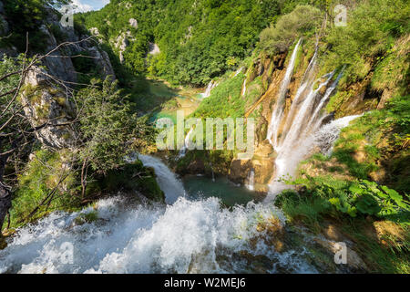 Vue aérienne de masses d'eau assourdissantes se précipitant sur le bord d'une falaise au parc national des Lacs de Plitvice, Plitvice, Croatie Banque D'Images