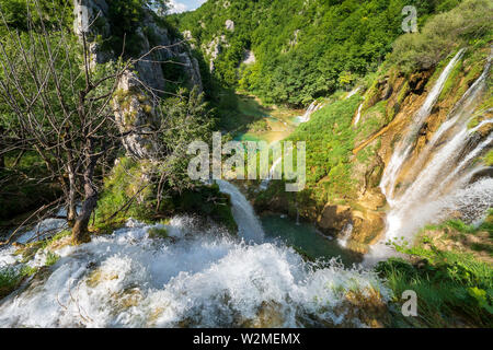 Vue imprenable sur les masses d'eau assourdissantes se précipitant sur le bord d'une falaise au parc national des Lacs de Plitvice, Plitvice, Croatie Banque D'Images