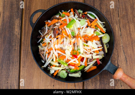 Plat végétarien, mélange de légumes avec shiitake. Banque D'Images