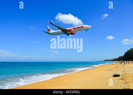 Phuket, Thaïlande - Apr 4, 2019. Lion Air thaï HS-LTW (Boeing 737-900ER) L'atterrissage au-dessus de la plage de sable près de l'aéroport de Phuket (HKT). Banque D'Images