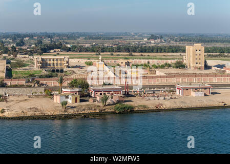 El Qantara, Egypte - Novembre 5, 2017 : Les bâtiments et les champs sur la rive du canal de Suez, près d'El Qantara, Égypte. Paysage typique. Banque D'Images