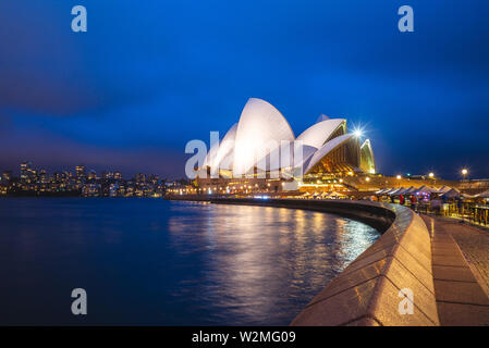 Sydney, Australie - 6 janvier 2019 : l'opéra de Sydney la nuit. Ce bâtiment est l'un des pays les plus immédiatement reconnaissables et emblématiques bâtiments Banque D'Images