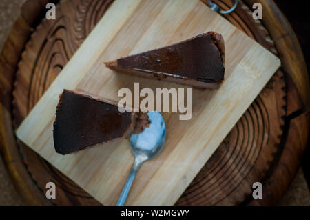 Gâteau fromage au chocolat brûlé sur fond de bois brun. selective focus Banque D'Images