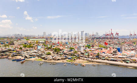 Le paysage urbain de Manille, avec des bidonvilles et des gratte-ciel. Port de mer et les zones résidentielles. Le contraste des zones riches et pauvres. La capitale des Philippines, vue de dessus. Banque D'Images