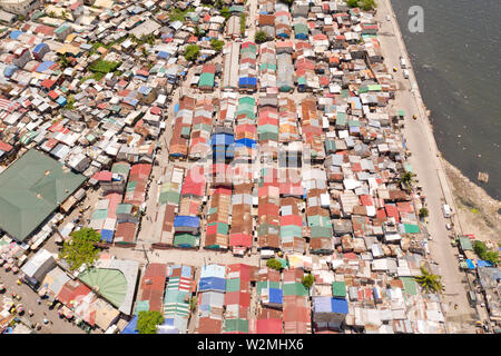 Rues de quartiers pauvres de Manille. Les toits des maisons et la vie des personnes dans la grande ville. Les quartiers pauvres de Manille, vue de dessus. Manille, la capitale des Philippines. Banque D'Images