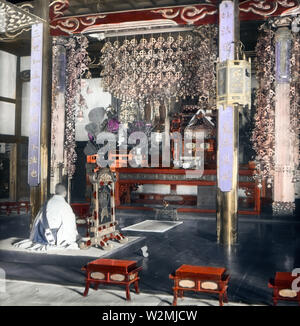 [ 1900 - Japon prêtre bouddhiste au Temple de Chion-in, Kyoto ] - prêtre bouddhiste priant au Temple de Chion-in dans Higashiyama-ku, Kyoto. Le temple est le siège de la Terre Pure (Jōdo Shū) secte fondée par Hounen Shounin (1133-1212). Le temple original a été construit en 1234 Tempuku (2). Il a été détruit et reconstruit plusieurs fois. Au début des années 1900. 20e siècle vintage lame de verre. Banque D'Images