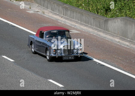 1960 60s cabriolet ALVIS Td21 d'une soixantaine d'argent ; classiques de la moto, historiques construits en autocar, moteurs d'époque et objets de collection au salon de transport Leighton Hall, voitures et véhicules anciens combattants d'antan sur l'autoroute M6 près de Lancaster, Royaume-Uni Banque D'Images