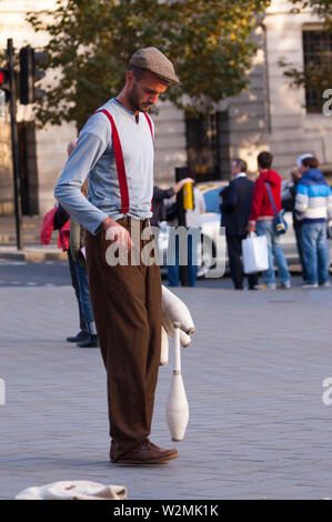 Londres, Royaume-Uni - 12 octobre 2009 - artiste de rue effectuer avec juggling clubs in Trafalgar Square Banque D'Images