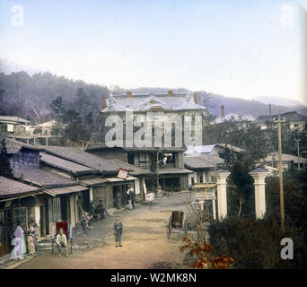 [ 1900 Japon - Vue sur le Hot Spring Resort de Hakone ] - Le Fujiya Hotel à Miyanoshita, Hakone, préfecture de Kanagawa a été fondée en 1878 (ère Meiji) 11. C'est le tout premier hôtel de villégiature dans le japon. Cette lame de verre date du début des années 1900 et montre une vue unique de l'hôtel. Le pousse-pousse et les femmes et les enfants sont debout devant le studio photo de S. Shima, un studio qui existe encore aujourd'hui. 20e siècle vintage lame de verre. Banque D'Images