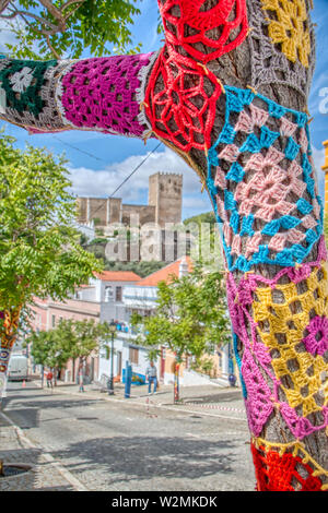 Mertola, Portugal - 18 mai 2019 : arbres décorés de patchwork en crochet coloré lors d'un séjour dans la ville de Mertola, une très belle ville Banque D'Images