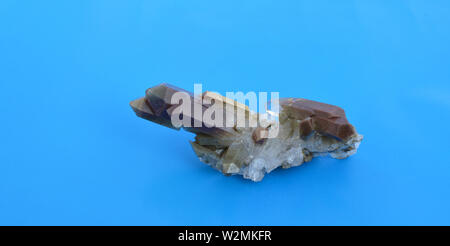 Cristaux de quartz chlorite résilié cluster isolé sur fond bleu, d'origine pakistanaise. Banque D'Images