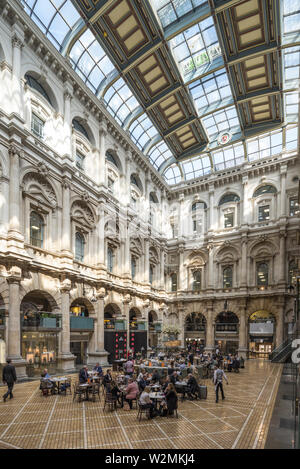 La belle cour Royal Exchange, au coeur de la ville de Londres - occupé avec les consommateurs et profiter de dîners de luxe le centre commercial. Banque D'Images