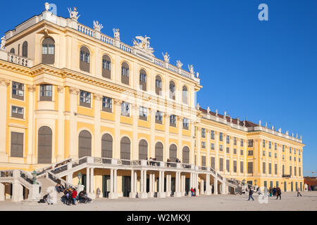 Vienne, Autriche - 1 novembre, 2015 : Palais de Schonbrunn, façade principale. C'est une ancienne résidence d'été impériale des monarques Habsbourg successifs. Les touristes Banque D'Images