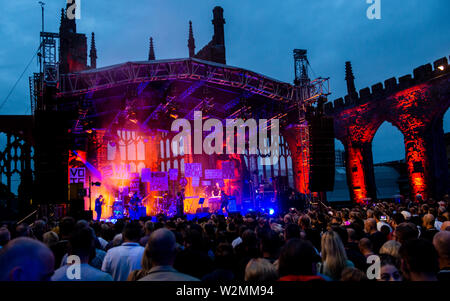 Coventry, Royaume-Uni, 9 juillet 2019. Les promotions, en jouant un retour live dans la cathédrale de Coventry ruines, dans le cadre de leur tournée pour célébrer le 40e anniversaire du groupe. Credit : Ernesto Rogata/Alamy Live News. Banque D'Images