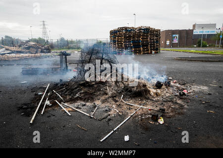 Les restes d'un feu couve à Avoniel centre de loisirs parking où une question en 11e Nuit de joie. Une réunion du comité des conseillers municipaux de la ville de Belfast a décidé le lundi (08 juillet 2019) que les matériaux doivent être enlevés. Banque D'Images